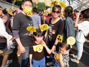 一家四人で参加した家族は「原発は要らない」と訴える