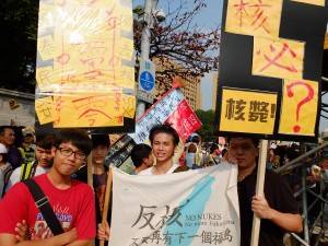 「ノーモア福島」の旗を掲げる政治大学の学生グループ