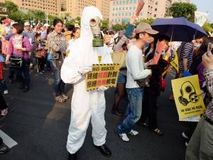 防護服に身を包んだ参加者