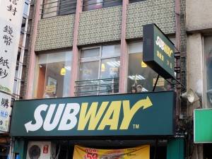 沿道のファーストフード店からも声援が送られた