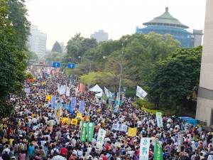 海南路を進むデモ隊。主催者側の発表では10万人が参加した