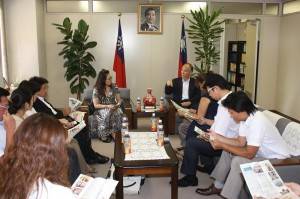 在辦事處內,聽處長李明宗解說橫濱中華學校校地紛爭事宜