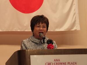 世界華人工商婦女企管協会の施郭鳳珠名誉総会長も新垣社長に対し祝辞を述べた。