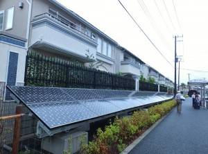 智慧城圍牆外設置太陽能面板,遇緊急災害時,可供電給附近居民