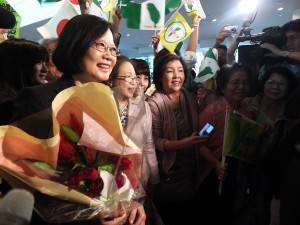 空港で大歓迎を受ける民進党の蔡英文主席