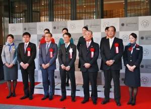 前排左2起為,三越銀座店長淺賀誠、三越伊勢丹控股社長大西洋、株式會社Japan Duty Free Fa-So-La三越伊勢丹社長山本兵一、日本空港控股株式會社社長鷹城勳和株式會社NAA Retailing社長蒲生昌弘等人,出席免稅店27日的開幕剪綵典禮