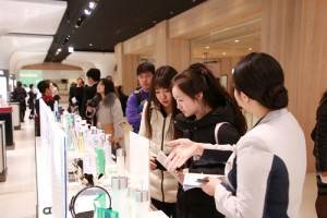 1月27日開幕當天有許多外國旅客在化妝品區消費購物