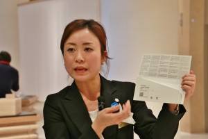 工作人員示範解說購物後如何在指定出境機場的取貨櫃台取貨
