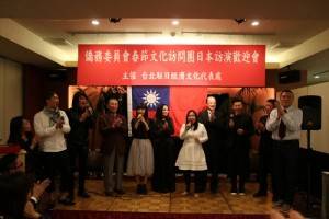 春訪團人員在台上合唱《朋友》與台下僑民同歡