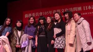潘越雲跟僑胞歌迷合照