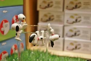 史努比和奇譚俱樂部合作推出史努比版本杯緣子,搶先在館內販售(©Peanuts)