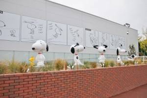 從入口的5座史努比像可看出自1950年代至2000年間的進化過程(©Peanuts)
