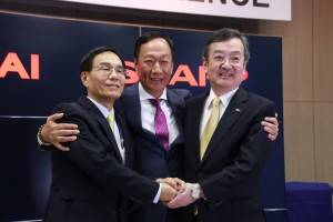鴻海グループの戴正吳副総裁(左)と鴻海グループの郭台銘董事長(中)及びシャープの高橋興三社長