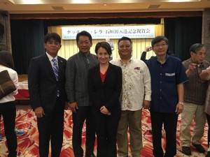 立法委員蕭美琴(中)與駐那霸辦事處處長蘇啟誠(右1)和石垣市市長中山義隆(左2)等人一起合影