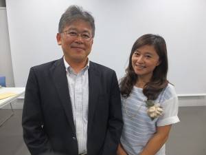 7,8年前から親交のある日本の猫写真家・星野俊光さん(左)と猫夫人(右)
