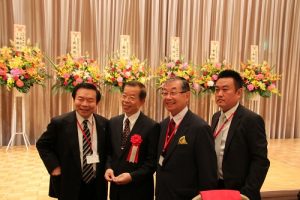 日本中華聯合總會會長毛友次（右２）和東京華僑總會會長蘇成宗（左１）等人與駐日代表謝長廷（左２）合影