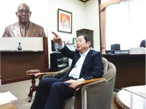 松野鶴平氏の胸像を指差しながら03