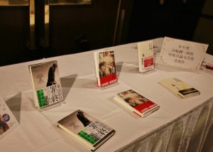 會場陳列獲獎作品(圖左1為王震緒新作《罪的終結》)