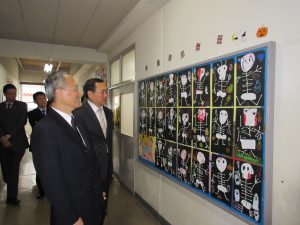 僑務委員長吳新興訪問橫濱中華學院,觀賞學生萬聖節作品(後為校長馮彥國)