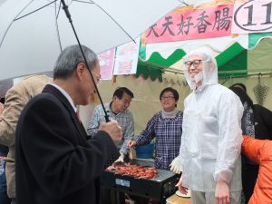 呉委員長はブースを廻り、華僑らと交流した