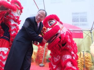 獅子舞に紅包を渡す呉委員長