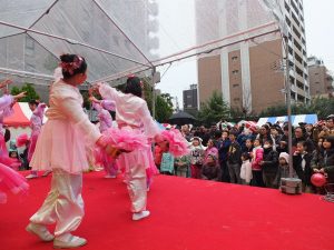 舞台での伝統舞踊のパフォーマンス