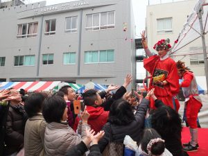 伝統雑技の演目では福を撒く意味を込め飴を配った