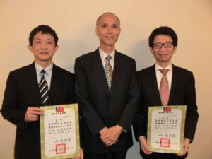 駐橫濱辦事處處李處長與諮詢委員羅鴻健及僑務顧問楊偉勛合影