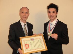 羅家瑋獲頒華僑救國聯合總會之海外優秀青年榮譽獎章