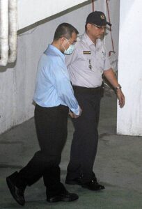 手錠をかけられ台北拘置所に移送される林氏（写真提供：中央社）
