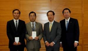 羅坤燦・台北駐日経済文化代表処副代表(右2)衛藤征士郎・衆議院副議長(右1)佐伯和典・熊本県東京事務所所長(左2)西野智行・大分県東京事務所所長(左1) 羅坤燦・台北駐日経済文化代表処副代表(右2)衛藤征士郎・衆議院副議長(右1)佐伯和典・熊本県東京事務所所長(左2)西野智行・大分県東京事務所所長(左1)