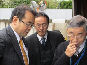 家系が台湾と深いつながりを持つ楠田議員（左）