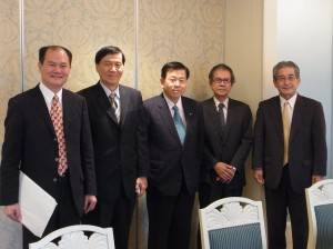 粘處長午宴歡迎台灣經濟研究院洪院長德生  率團出席台琉論壇。（左二：台灣經濟研究院洪院長  德生、右三：南西地域產業活性化中心會長當真嗣吉  、左一：粘處長、右二：沖繩縣商工勞働部統括監小  嶺淳、右一：南西地域產業活性化中心專務理事根路  銘安隆）