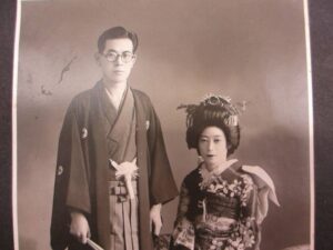 楠田議員の祖父辰雄さんと祖母温江さん（台湾で撮影された結婚写真）