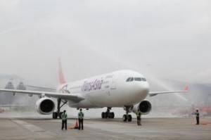 松山空港に到着した一号機、放水で歓迎を受ける