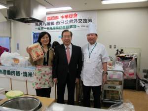 吳坤忠會長(右一)與曾念祖處長夫婦合影