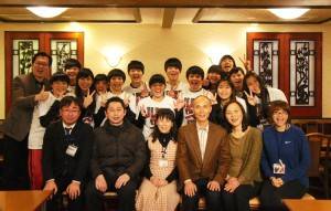 駐橫濱辦事處處長李明宗夫婦(前排右2,3)設宴慰勞滬江高中女籃隊時合影