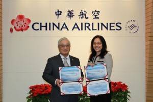 ャイナエアライン・余劍博副總經理（左）、リース会社の奇異航機租賃公司中華地区責任者・劉莉氏　リース契約調印式に