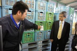 JA熊本市柑橘選果場 視察風景:台湾行政院農業委員会簡任技正の戴徳芳氏(右) JA熊本市柑橘選果場 視察風景:台湾行政院農業委員会簡任技正の戴徳芳氏(右)