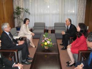 駐橫濱辦事處處長李明宗(右三)，率橫濱華僑總會會長施梨鵬(右二)及橫濱台灣同鄉會會長鄭尊仁(右一)，新年拜會橫濱市長林文子(左二)及副市長鈴木隆(左一)