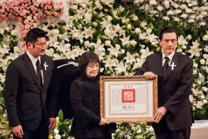 馬英九總統頒發褒揚令，表彰辜濂松對國家的貢獻(照片由中信金控提供)