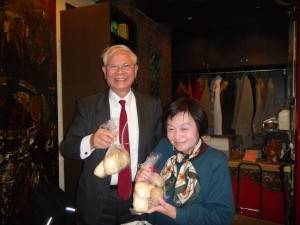 劉杏元女士(圖右)贈送親手做的饅頭給出席會員