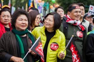 陳菊高雄市長（左）と蔡英文前主席（右２）