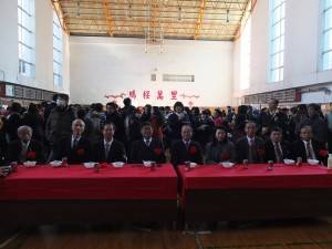 貴賓們坐在舞台前觀賞學生們的演出