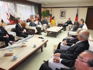 日本媽祖會一行人拜會駐日代表處，與代表分享媽祖文化在日發展的過程