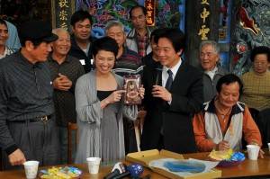 台南市長賴清德（右二），贈送台南名產烏魚子給前來尋根的日本參議員蓮舫（左二）（照片提供：台南市政府）