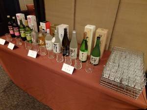 熊本特産の酒も振る舞われた。ここでもくまモンをあしらったパッケージが見受けられる。