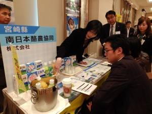 商品の試飲や試食も行なわれた