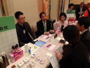 来場者に熱心に説明する企業担当者