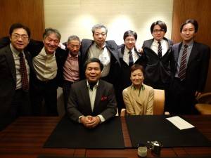「一丸となっている様に」とお願いし、肩を組んで写真撮影に応じて下さった県職員の皆さん